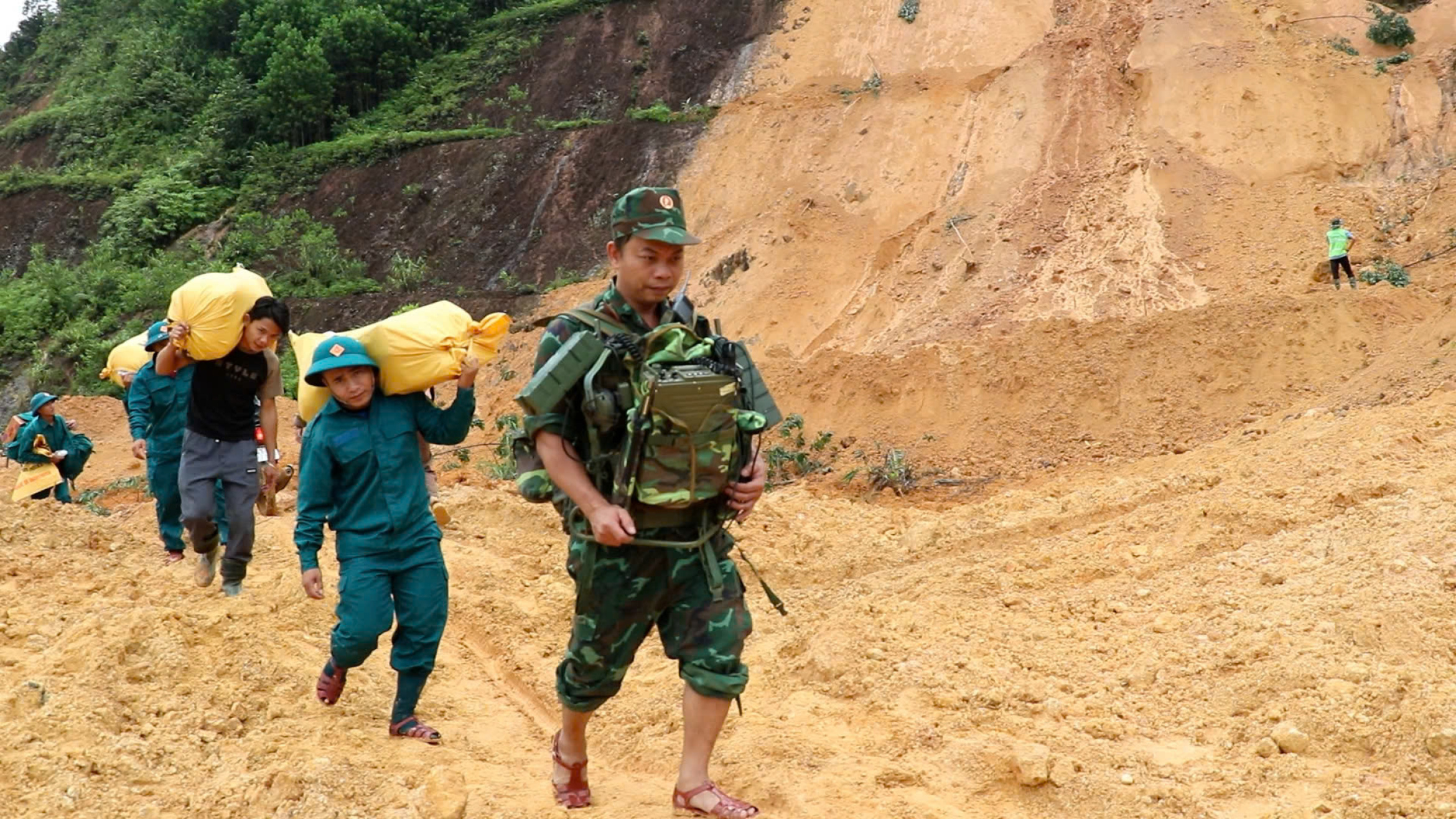部队翻山越岭为洪水后孤立地区民众运送物资